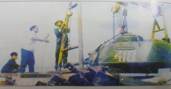 Bộ đội công binh 83 dùng pa lăng cẩu tháp pháo xe tăng vào công sự cố định - Sputnik Việt Nam