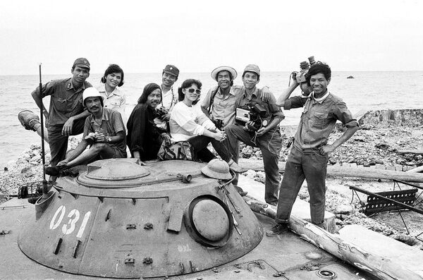 Phóng viên báo chí, văn nghệ sĩ ra công tác tại Trường Sa, tháng 5.1988 chụp hình lưu niệm trên tháp pháo xe tăng Ả - Sputnik Việt Nam