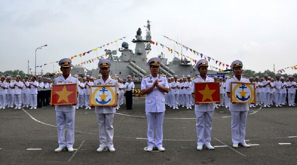Tại lễ thượng cờ, lãnh đạo Vùng 2 Hải quân đã trao Quốc kỳ và hải kỳ cho các đồng chí truyền trưởng, chính trị viên 2 tàu.  - Sputnik Việt Nam