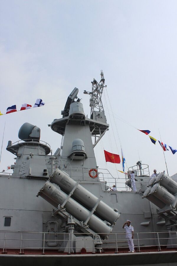 Thiếu tá Lê Đức Thảnh - thuyền trưởng tàu 383 - thực hiện nghi thức kéo cờ - Sputnik Việt Nam