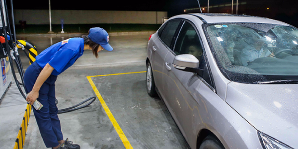 Các nhân viên của trạm xăng Idemitsu Q8 luôn cúi chào mỗi khi khách đến và đi  - Sputnik Việt Nam