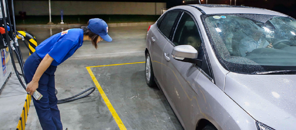 Các nhân viên của trạm xăng Idemitsu Q8 luôn cúi chào mỗi khi khách đến và đi - Sputnik Việt Nam