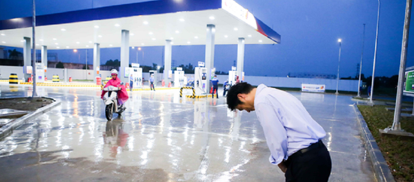 Ông Hiroaki Honjo, tổng giám đốc Công ty TNHH xăng dầu Idemitsu Q8, cúi chào khách mỗi khi khách đến đổ xăng và ra về Ông Hiroaki Honjo, tổng giám đốc Công ty TNHH xăng dầu Idemitsu Q8, cúi chào khách mỗi khi khách đến đổ xăng và ra về - Sputnik Việt Nam