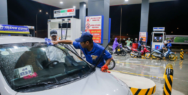 Mỗi khi có ôtô vào đổ xăng tại cây xăng Idemitsu Q8, nhân viên sẽ hỏi khách có nhu cầu lau kính và gương xe không, nếu khách có nhu cầu thì nhân viên sẽ thực hiện - Sputnik Việt Nam