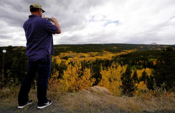 Mỹ. Người đàn ông chụp ảnh rừng thu ở Colorado. Mỹ. Người đàn ông chụp ảnh rừng thu ở Colorado. - Sputnik Việt Nam