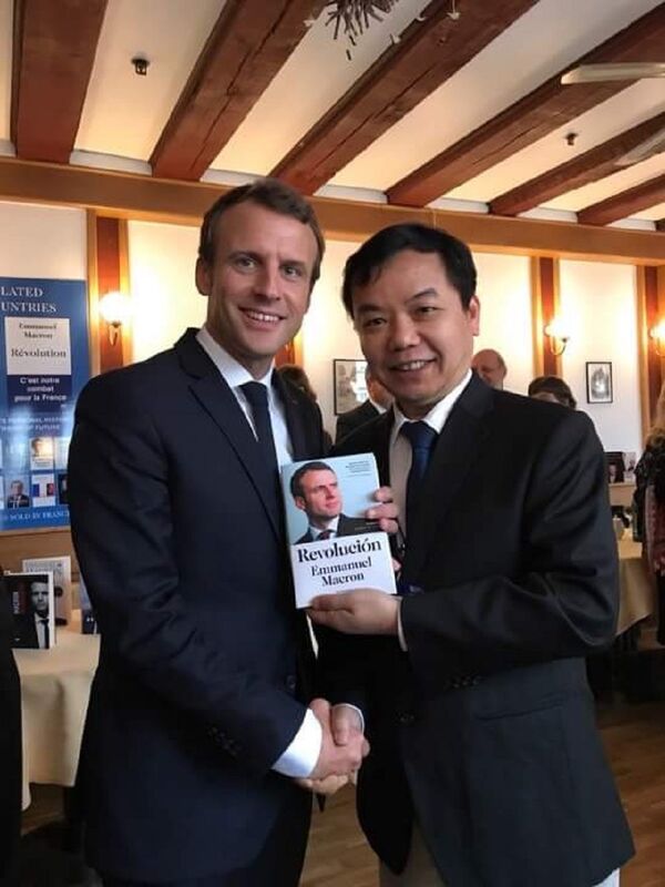 Tổng thống Pháp Emmanuel Macron trao sách cho ông Nguyễn Văn Phước - Sputnik Việt Nam