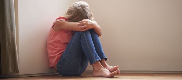 Испуганная девочка в углу комнаты Испуганная девочка в углу комнаты - Sputnik Việt Nam