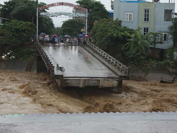 Cầu Thia, nơi PV TTXVN Đinh Hữu Dư tác nghiệp bị lũ cuốn mất tích.  - Sputnik Việt Nam