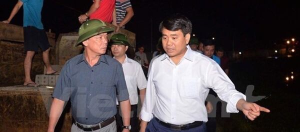 Chủ tịch Nguyễn Đức Chung có mặt tại Chương Mỹ ngay trong đêm để trực tiếp chỉ đạo phòng chống lũ lụt. - Sputnik Việt Nam