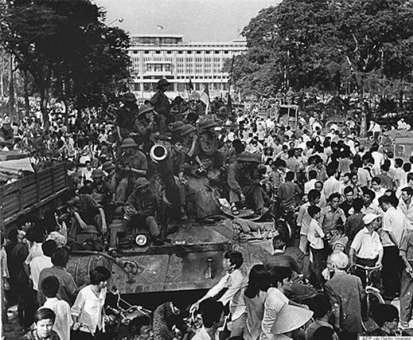 “Tắc đường” trước Dinh Độc Lập ngày 30/4/1975.  - Sputnik Việt Nam