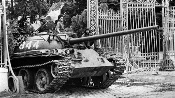 Xe tăng T-54 số hiệu 844 lăn bánh qua cổng Dinh Độc Lập. - Sputnik Việt Nam