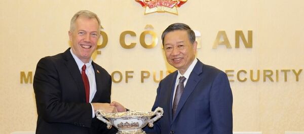 Bộ trưởng Tô Lâm tặng quà lưu niệm Đại sứ Ted Osius. - Sputnik Việt Nam