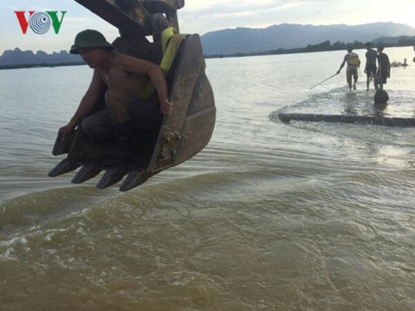 Lũ lớn. Chiều 12/10 một số người cùng thuê máy móc đến hiện trường khắc phục sự cố. - Sputnik Việt Nam