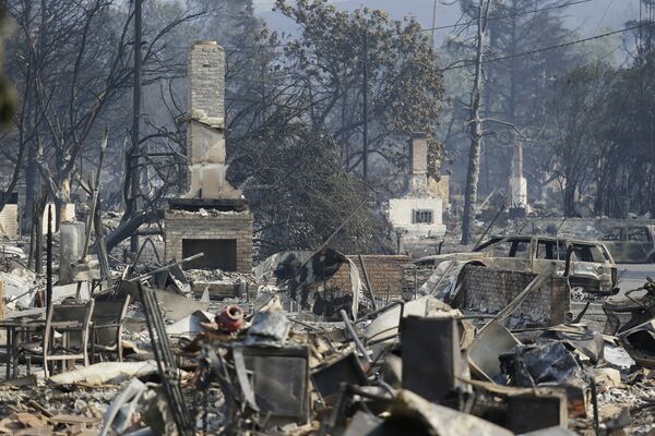 Lò sưởi trong ngôi nhà cháy rụi ở Santa Rosa, California, Hoa Kỳ - Sputnik Việt Nam