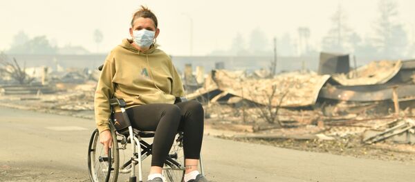 Một cô gái Santa Rosa ngồi trên xe lăn sau vụ cháy rừng dữ dội ở California, Hoa Kỳ Một cô gái Santa Rosa ngồi trên xe lăn sau vụ cháy rừng dữ dội ở California, Hoa Kỳ - Sputnik Việt Nam