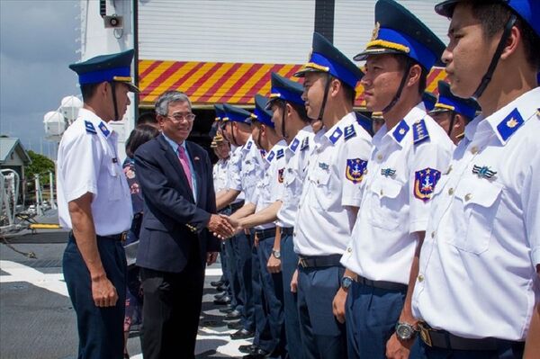 Đại sứ Phạm Quang Vinh thăm thủy thủ đoàn tàu Cảnh sát biển 8020 đang neo đậu tại Hawaii - Sputnik Việt Nam