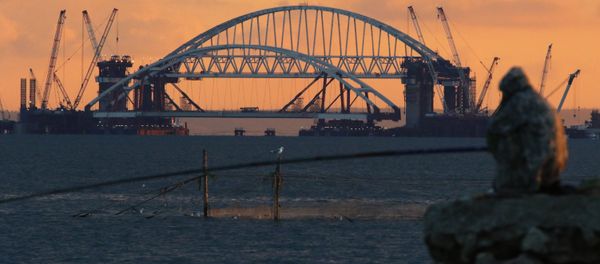 Lắp đặt nhịp vòm cầu đường nhựa qua eo biển Kerch, Crưm. - Sputnik Việt Nam