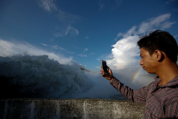 Xả lũ khẩn cấp từ hồ chứa của Trạm thủy điện Hòa Bình”  - Sputnik Việt Nam