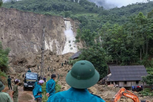 Huyện Tân Lạc thuộc tỉnh Hòa Bình. Nhân viên cứu hộ tìm kiếm thi thể nạn nhân ở hiện trường lở đất. - Sputnik Việt Nam