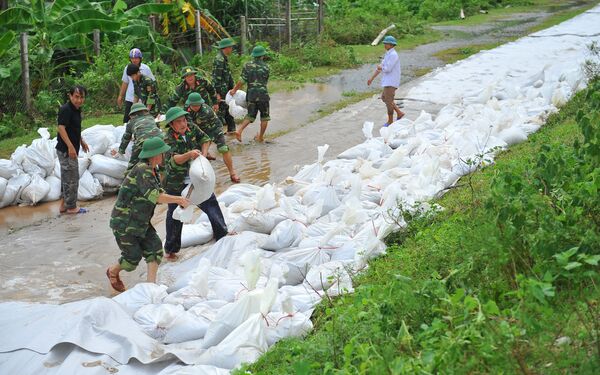 Tỉnh Ninh Bình. Bộ đội hộ đê chống lụt bằng bao cát. - Sputnik Việt Nam