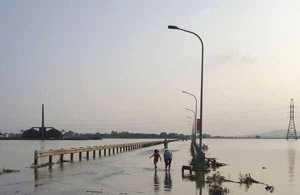 Hà Nội. Mọi người trên đường cao tốc ngập nước. - Sputnik Việt Nam