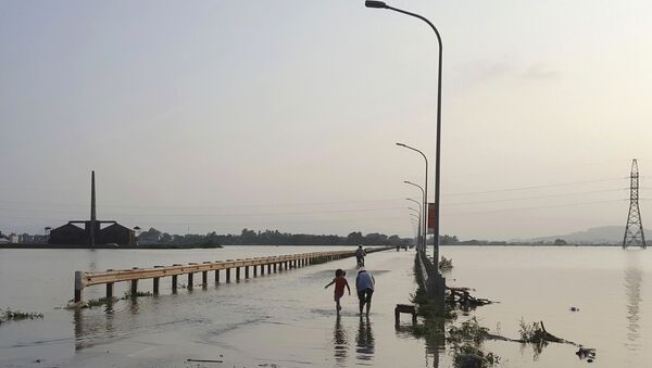 Hà Nội. Mọi người trên đường cao tốc ngập nước. - Sputnik Việt Nam