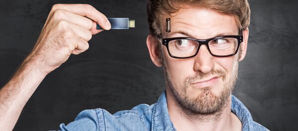 Người đàn ông với ổ đĩa USB flash - Sputnik Việt Nam