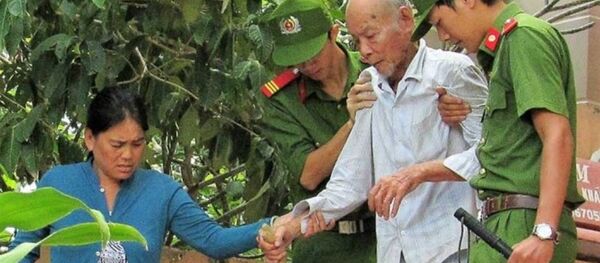 Ông Thà rời phòng xử án với sự giúp đỡ của con dâu và hai cảnh sát tư pháp - Sputnik Việt Nam