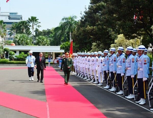 Hai bộ trưởng duyệt đội danh dự.  - Sputnik Việt Nam