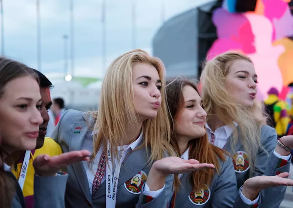 Các thành viên tham gia Festival Thanh niên và Sinh viên thế giới lần thứ XIX tại Công viên Olympic ở Sochi. Các thành viên tham gia Festival Thanh niên và Sinh viên thế giới lần thứ XIX tại Công viên Olympic ở Sochi. - Sputnik Việt Nam