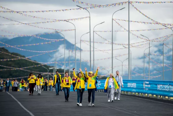 Các thành viên tham gia Festival Thanh niên và Sinh viên thế giới lần thứ XIX tại Công viên Olympic ở Sochi. Các thành viên tham gia Festival Thanh niên và Sinh viên thế giới lần thứ XIX tại Công viên Olympic ở Sochi. - Sputnik Việt Nam