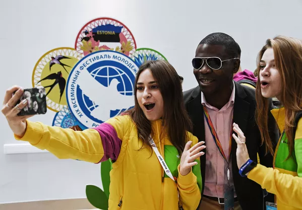 Các thành viên tham gia Festival Thanh niên và Sinh viên thế giới lần thứ XIX tại Triển lãm YOUTH EXPO Các thành viên tham gia Festival Thanh niên và Sinh viên thế giới lần thứ XIX tại Triển lãm YOUTH EXPO - Sputnik Việt Nam