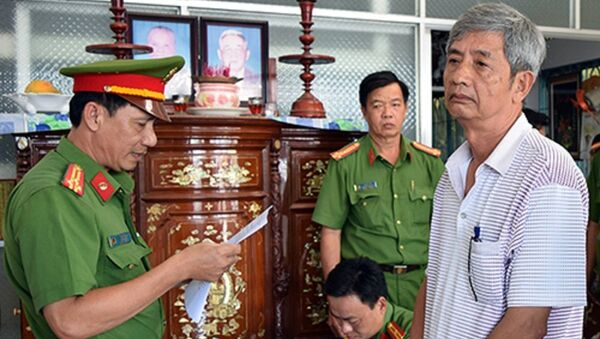 Nguyên giám đốc Sở Khoa học - Công nghệ Trà Vinh nghe đọc lệnh bắt. - Sputnik Việt Nam