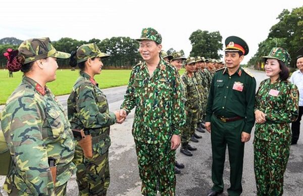 Chủ tịch nước Trần Đại Quang và chúc mừng, động viên các nữ tuyển thủ thuộc Đoàn tuyển thủ bắn súng quân dụng Quân đội.  - Sputnik Việt Nam