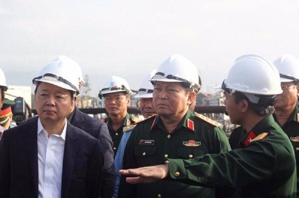 Bộ trưởng Bộ Quốc phòng Ngô Xuân Lịch (giữa) và Bộ trưởng Bộ TN&MT Trần Hồng Hà trong một lần kiểm tra việc xử lý dioxin ở sân bay Đà Nẵng. - Sputnik Việt Nam