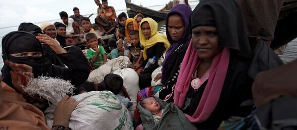 Newly arrived Rohingya refugees board a boat as they transfer to a camp in Cox's Bazar, Bangladesh, October 2, 2017 - Sputnik Việt Nam