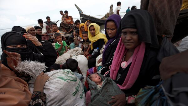 Newly arrived Rohingya refugees board a boat as they transfer to a camp in Cox's Bazar, Bangladesh, October 2, 2017 - Sputnik Việt Nam