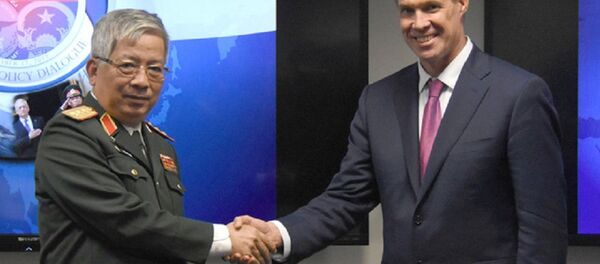 Thượng tướng Nguyễn Chí Vịnh bắt tay với tiến sĩ Joshep H.Felter - Sputnik Việt Nam