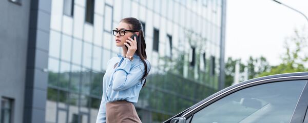 Девушка в деловом костюме разговаривает по телефону - Sputnik Việt Nam