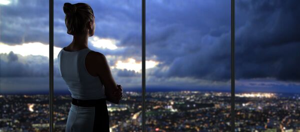 Девушка смотрит из окна на ночной город - Sputnik Việt Nam