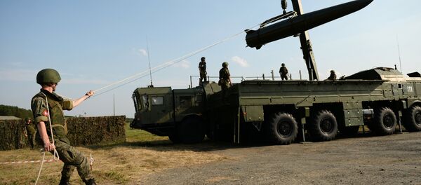 Triển khai hệ thống tên lửa chiến thuật Iskander-M trong cuộc trình diễn tại Diễn đàn Kỹ thuật Quân sự Quốc tế III Quân đội-2017 tại Sverdlovsk - Sputnik Việt Nam