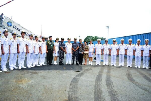 Đoàn chụp hình lưu niệm tại Cảng Nhà Rồng. - Sputnik Việt Nam