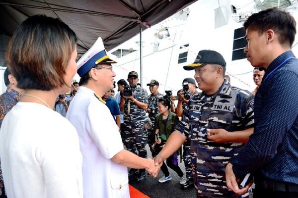 Đại tá Hà Xuân Xứ - đại diện cơ quan Bộ Tư lệnh Hải quân Việt Nam tại phía Nam tiếp đón đoàn. - Sputnik Việt Nam