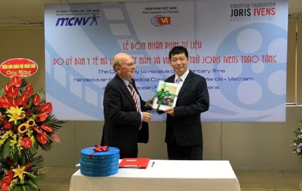 Viện Phim Việt Nam vừa tổ chức đón nhận nhiều thước phim quý do Ủy ban Y tế Hà Lan- Việt Nam và Viện Lưu trữ Joris Ivens (Hà Lan) trao tặng.  - Sputnik Việt Nam