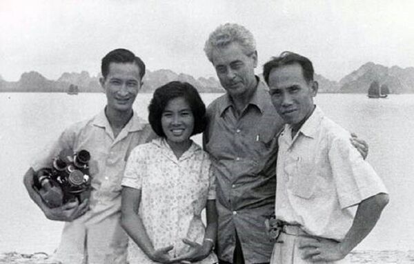 Bà Nguyễn Thị Xuân Phượng và ê kip làm phim Vĩ tuyến 17- Chiến tranh nhân dân (ảnh: Viện Phim VN) - Sputnik Việt Nam