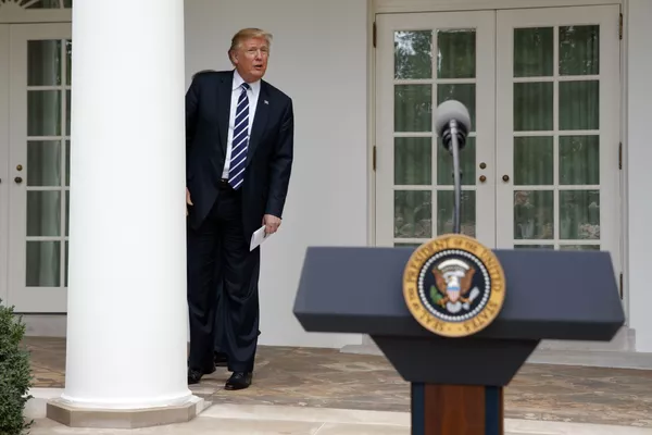 Tổng thống Hoa Kỳ Donald Trump tiếp phóng viên trong Vườn hồng của Nhà Trắng ở Washington Tổng thống Hoa Kỳ Donald Trump tiếp phóng viên trong Vườn hồng của Nhà Trắng ở Washington - Sputnik Việt Nam