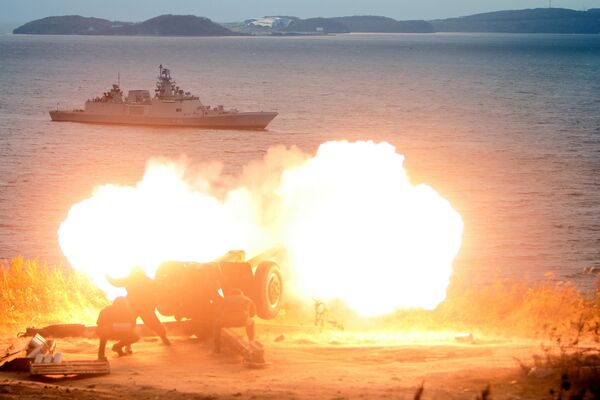 Bắn pháo chào mừng tàu khu trục Hải quân Ấn Độ Saptura tiến vào Vladivostok tham gia cuộc tập trận liên quốc gia Nga-Ấn Độ Indra-2017 - Sputnik Việt Nam