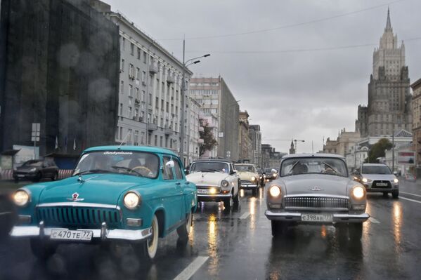 Ô tô GAZ-21 Volga chạy qua đường phố của Matxcơva trong ngày lễ kết thúc mùa hè dành cho xe cổ (retro). - Sputnik Việt Nam