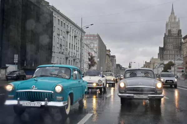 Ô tô GAZ-21 Volga chạy qua đường phố của Matxcơva trong ngày lễ kết thúc mùa hè dành cho xe cổ (retro). Ô tô GAZ-21 Volga chạy qua đường phố của Matxcơva trong ngày lễ kết thúc mùa hè dành cho xe cổ (retro). - Sputnik Việt Nam