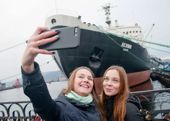Hai cô gái chụp ảnh selfie trên nền tàu phá băng Lenin ở Murmalsk Hai cô gái chụp ảnh selfie trên nền tàu phá băng Lenin ở Murmalsk - Sputnik Việt Nam